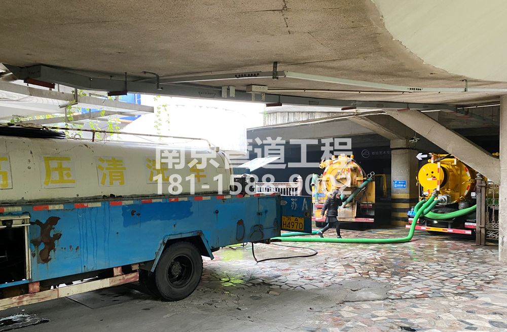 273中城商场地下室污水清理